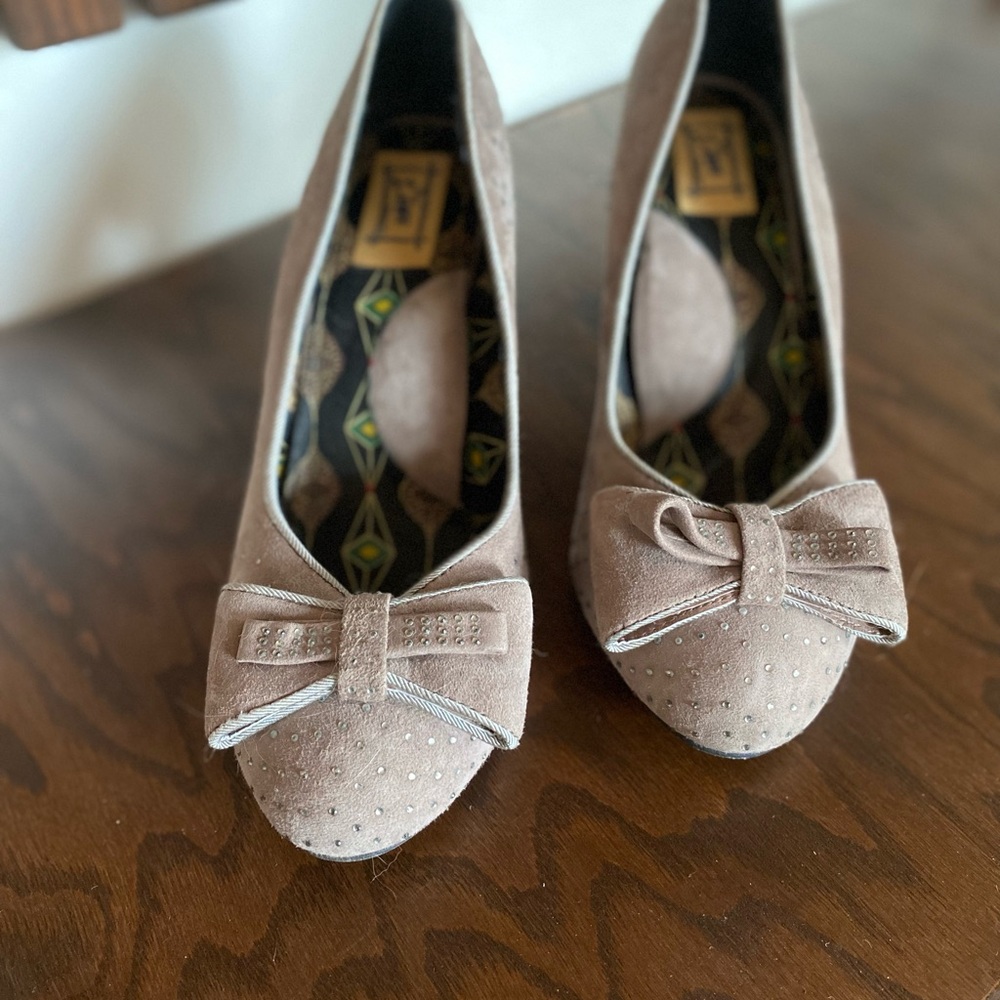 Elegant light gray rhinestone suede pumps with Bow Detail